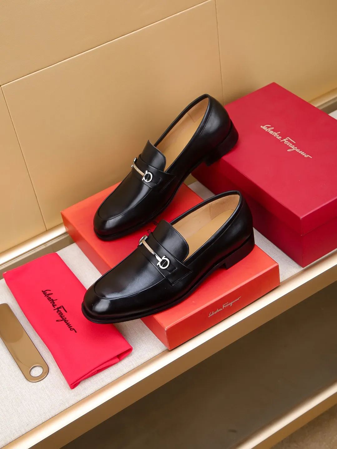 Men's shoes 💰460 🕷🕷🐂【Ferragamo】Ferragamo Popular fashionable leather shoes🇨🇳Official website counter 1:1 production, original mold opening💯Good quality can be seen, imported high-end first-layer waxed calfskin, water-dyed🐂leather lining🌿very clear texture, high-quality waterproof, non-slip and wear-resistant outsole🎋high quality and low price, truly handmade🍓colors available! Code number 39-44......(38.45.46.47 customized)